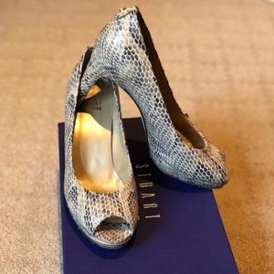 Stuart Weitzman Logo Plainfield heels!